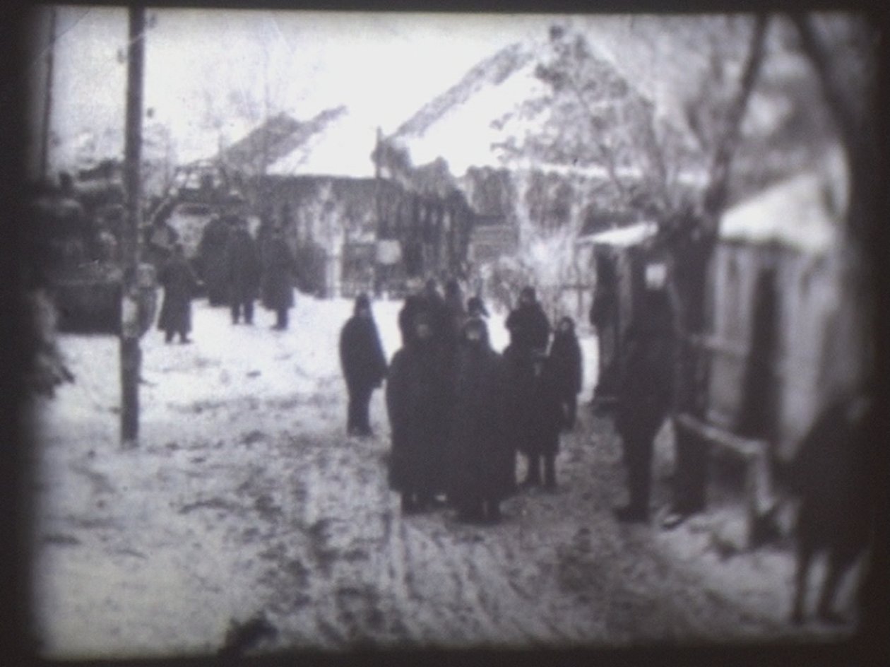 Barbarossa, 2002 (Projektor wideo i symulowany rzutnik slajdów) autorstwa Mat Collishaw