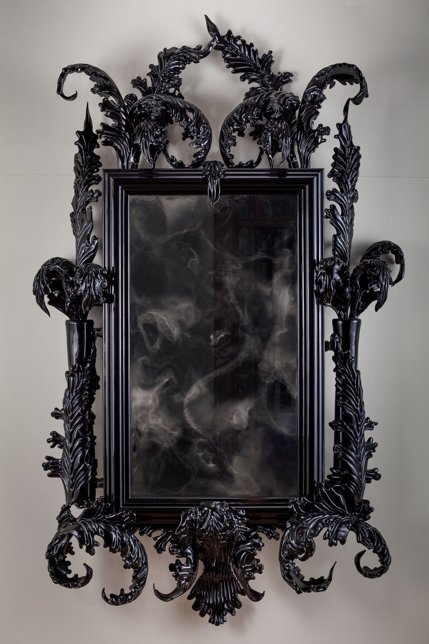East of Eden, 2013 (czarne szkło Murano, lustro monitorujące, stal, drewno, lakier, ekran LCD i dysk twardy) autorstwa Mat Collishaw