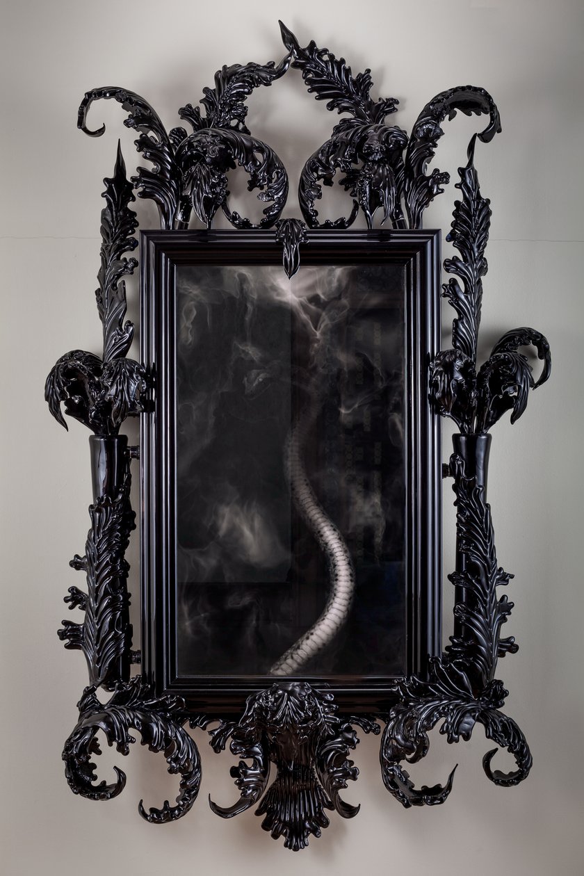 East of Eden, 2013 (czarne szkło Murano, lustro monitorujące, stal, drewno, lakier, ekran LCD i dysk twardy) autorstwa Mat Collishaw
