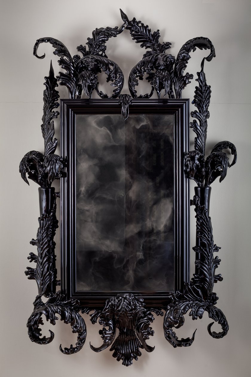 East of Eden, 2013 (czarne szkło Murano, lustro monitorujące, stal, drewno, lakier, ekran LCD i dysk twardy) autorstwa Mat Collishaw