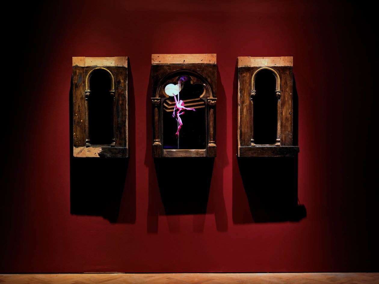 For Your Eyes Only, 2010 (drewno, stal, lustro monitorujące, ekrany LCD, dysk twardy) autorstwa Mat Collishaw