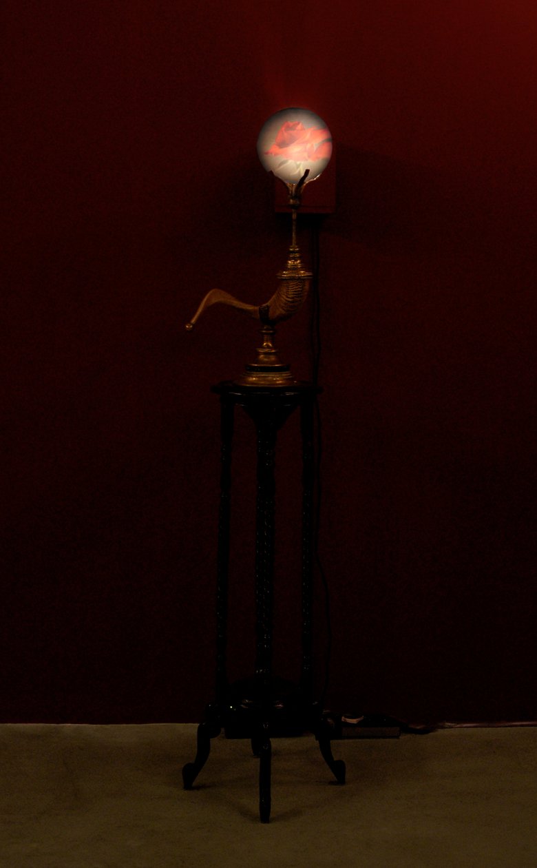 Horn Blower, 2002 (szkło, woda, mosiądz, róg barani, drewno, projektor wideo i odtwarzacz) autorstwa Mat Collishaw