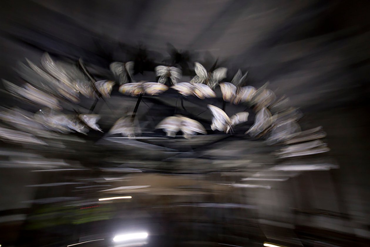 Magic Lantern, 2010 (stalowa rama, perforowana blacha aluminiowa, spieniona żywica, światła LED, silnik) autorstwa Mat Collishaw