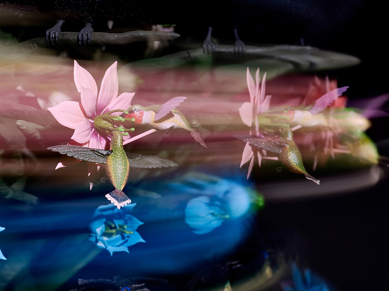 The Centrifugal Soul, 2016 (akryl, aluminium, stal, oświetlenie LED, silnik, obwody elektroniczne, żywica i farba) autorstwa Mat Collishaw