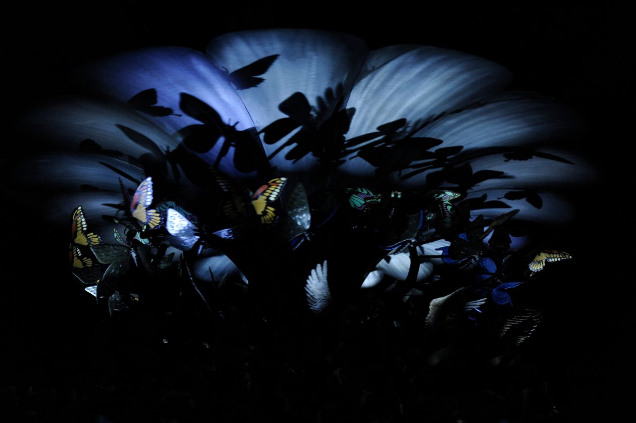 Ogród nieziemskich rozkoszy, 2009 (stal, aluminium, gips, żywica, oświetlenie LED, silnik) autorstwa Mat Collishaw