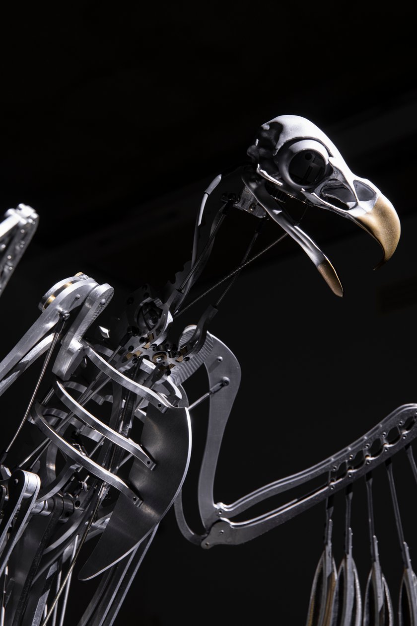 The Nerve Rack, 2019 (acetal, akryl, aluminium, mosiądz, obwody elektryczne, farba, PVC, żywica, serwomotory, stal) autorstwa Mat Collishaw