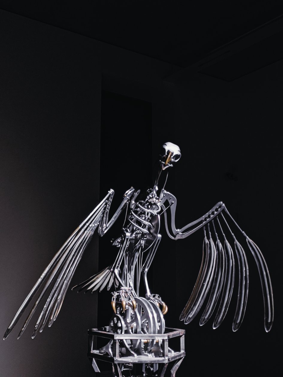 The Nerve Rack, 2019 (acetal, akryl, aluminium, mosiądz, obwody elektryczne, farba, PVC, żywica, serwomotory, stal) autorstwa Mat Collishaw