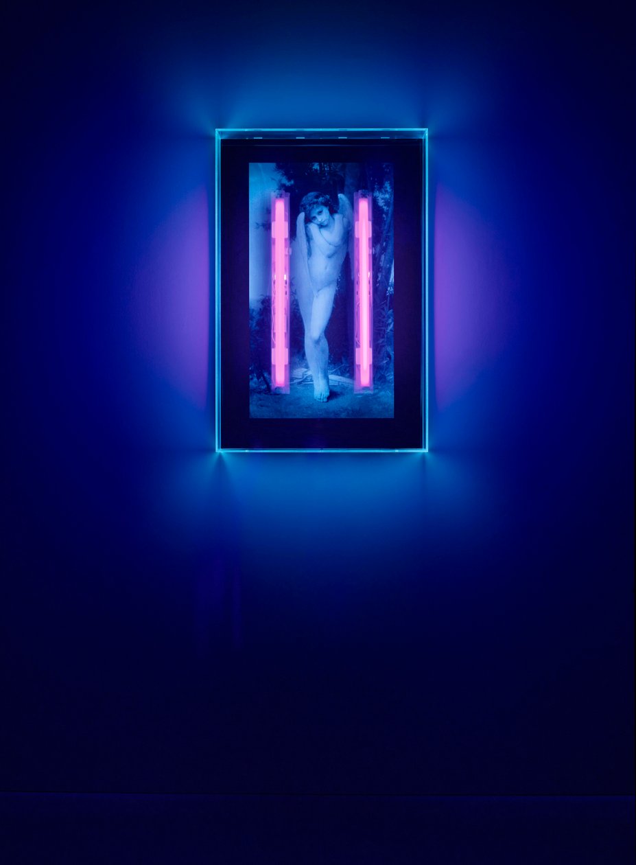 Ultraviolet Angel, 2008 (tusz ultrafioletowy na pudełku z pleksiglasu, 2 neony ultrafioletowe) autorstwa Mat Collishaw