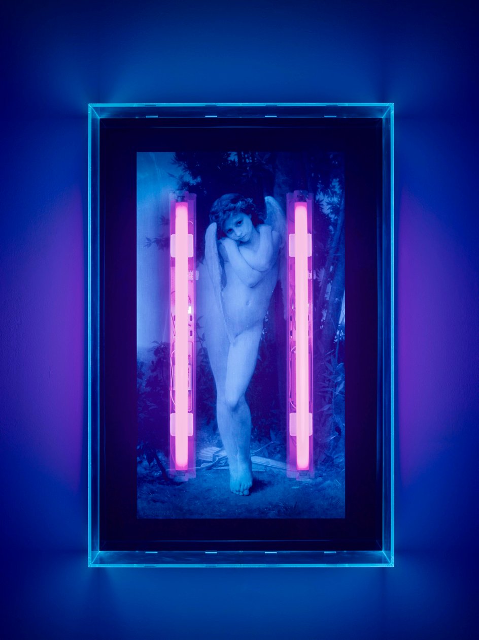 Ultraviolet Angel, 2008 (tusz ultrafioletowy na pudełku z pleksiglasu, 2 neony ultrafioletowe) autorstwa Mat Collishaw