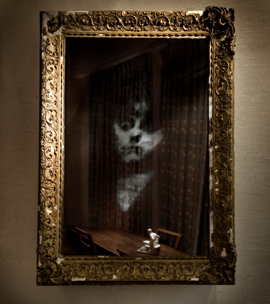 Women Under the Influence, 2009 (antyczna rama, dwustronne lustro, drewno, stal, ekran LCD i dysk twardy) autorstwa Mat Collishaw