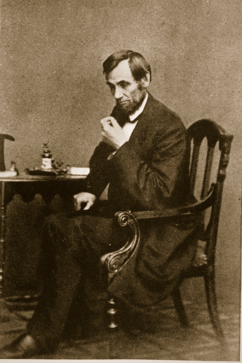 Abraham Lincoln siedzący przy biurku w Washington Gallery, maj 1861 autorstwa Mathew B. Brady