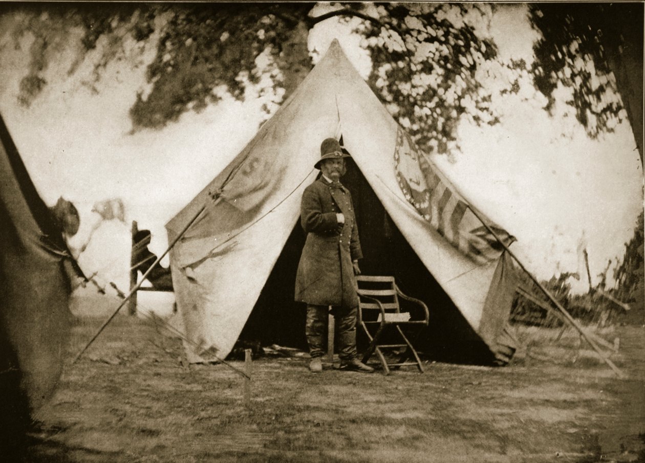 Generał A. E. Burnside w obozie, 1861-65 autorstwa Mathew B. Brady