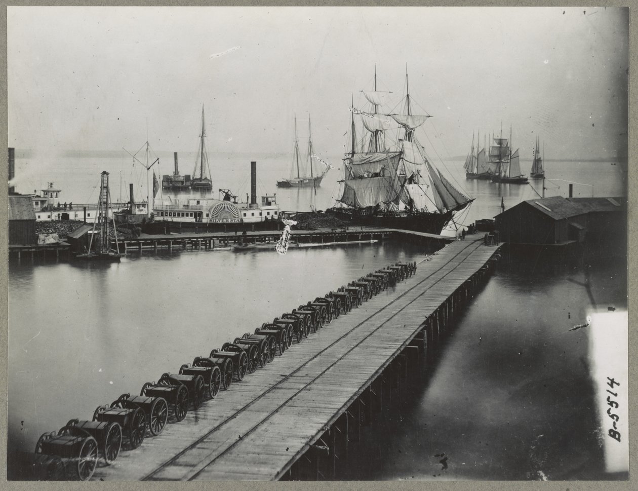 Nabrzeże magazynowe w City Point, Wirginia, ok. 1865 r. autorstwa Mathew B. Brady
