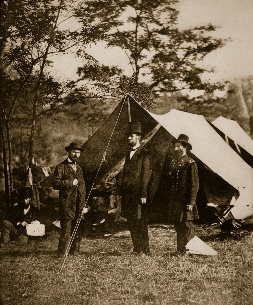 Prezydent Lincoln w Sharpsburgu, październik 1862 r autorstwa Mathew B. Brady