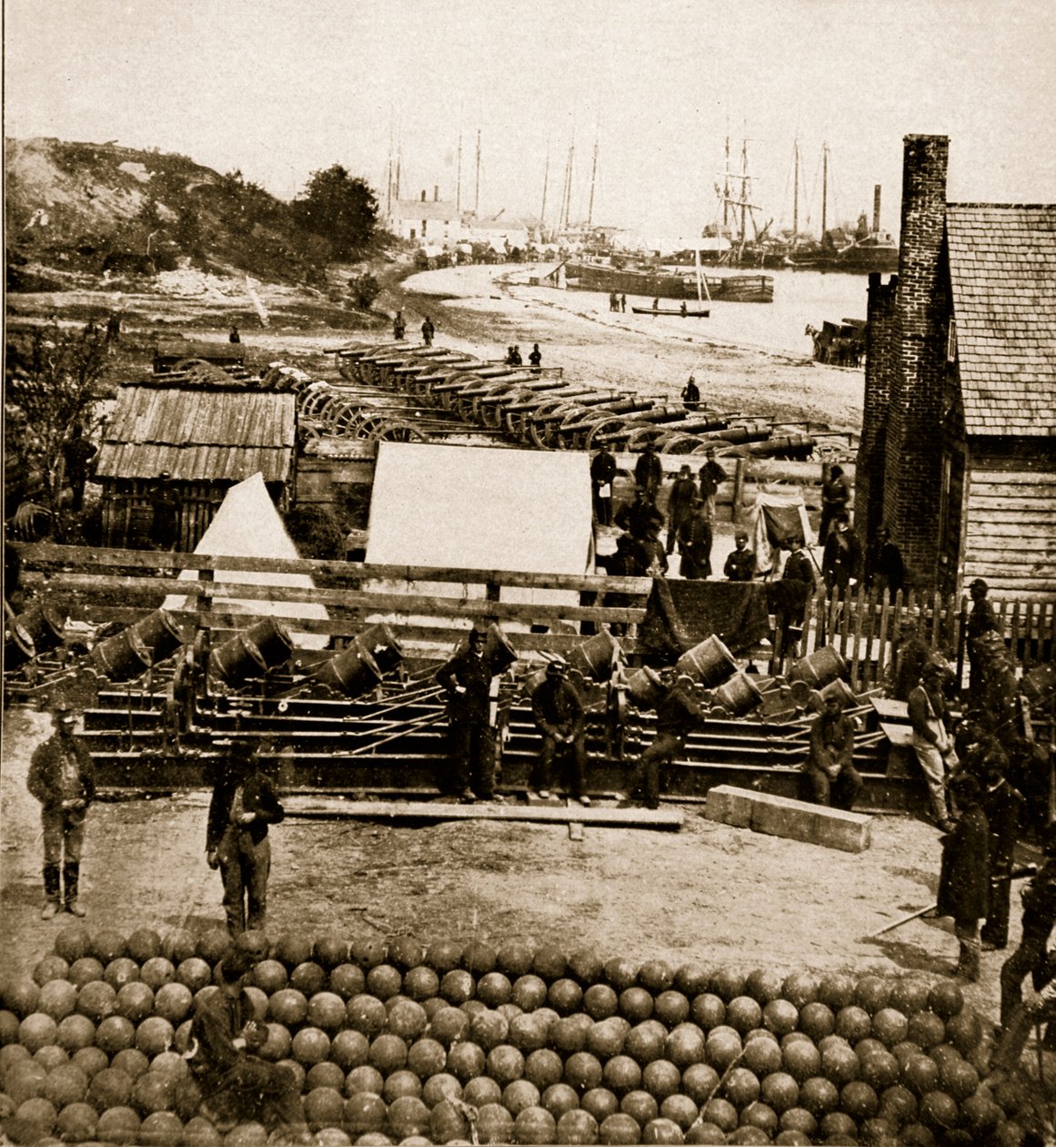 Waszyngton w latach 60-tych XIX wieku - Ordnance Depot w City Point, 1861-65 (zdjęcie w sepii) autorstwa Mathew B. Brady