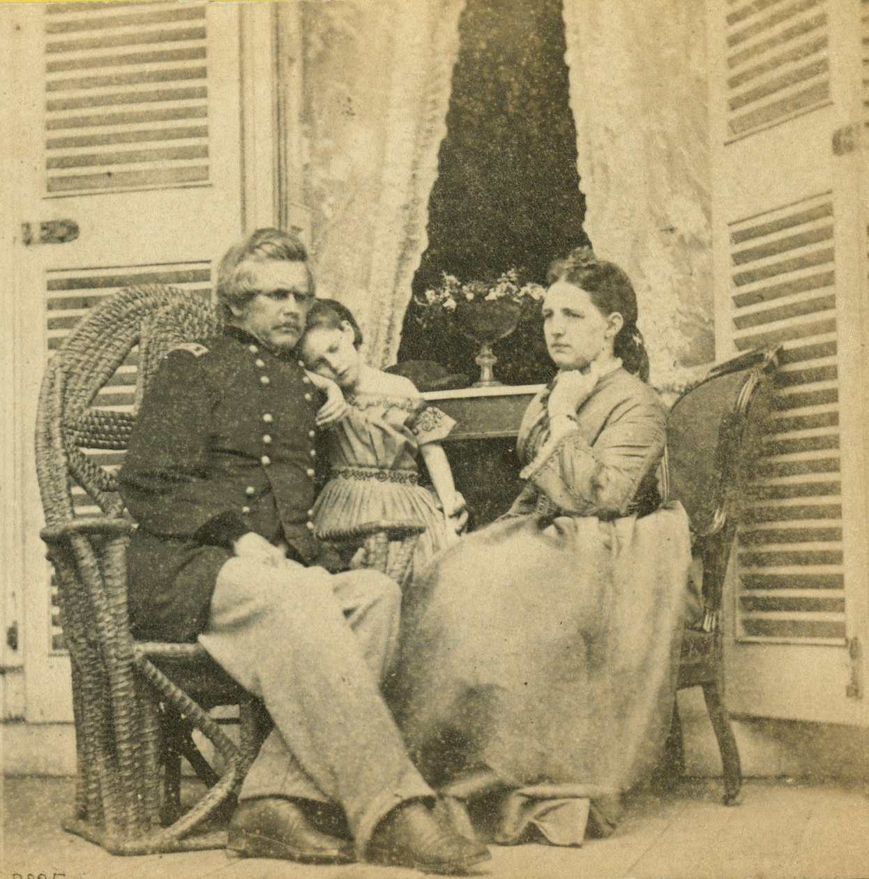 Generał dywizji Ord z żoną i dzieckiem w rezydencji zajmowanej przez Jeffersona Davisa, Richmond, Wirginia, 1865 autorstwa Mathew B. Brady