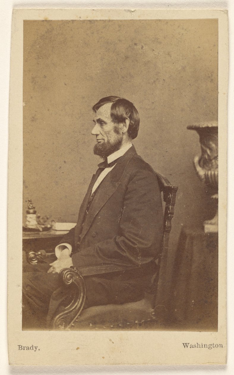 [Abraham Lincoln w pozycji siedzącej, z profilu]. autorstwa Mathew B. Brady