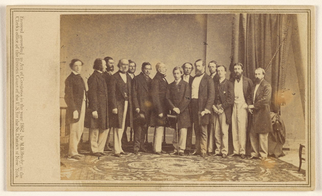 [Zdjęcie grupowe czternastu stojących mężczyzn]. autorstwa Mathew B. Brady
