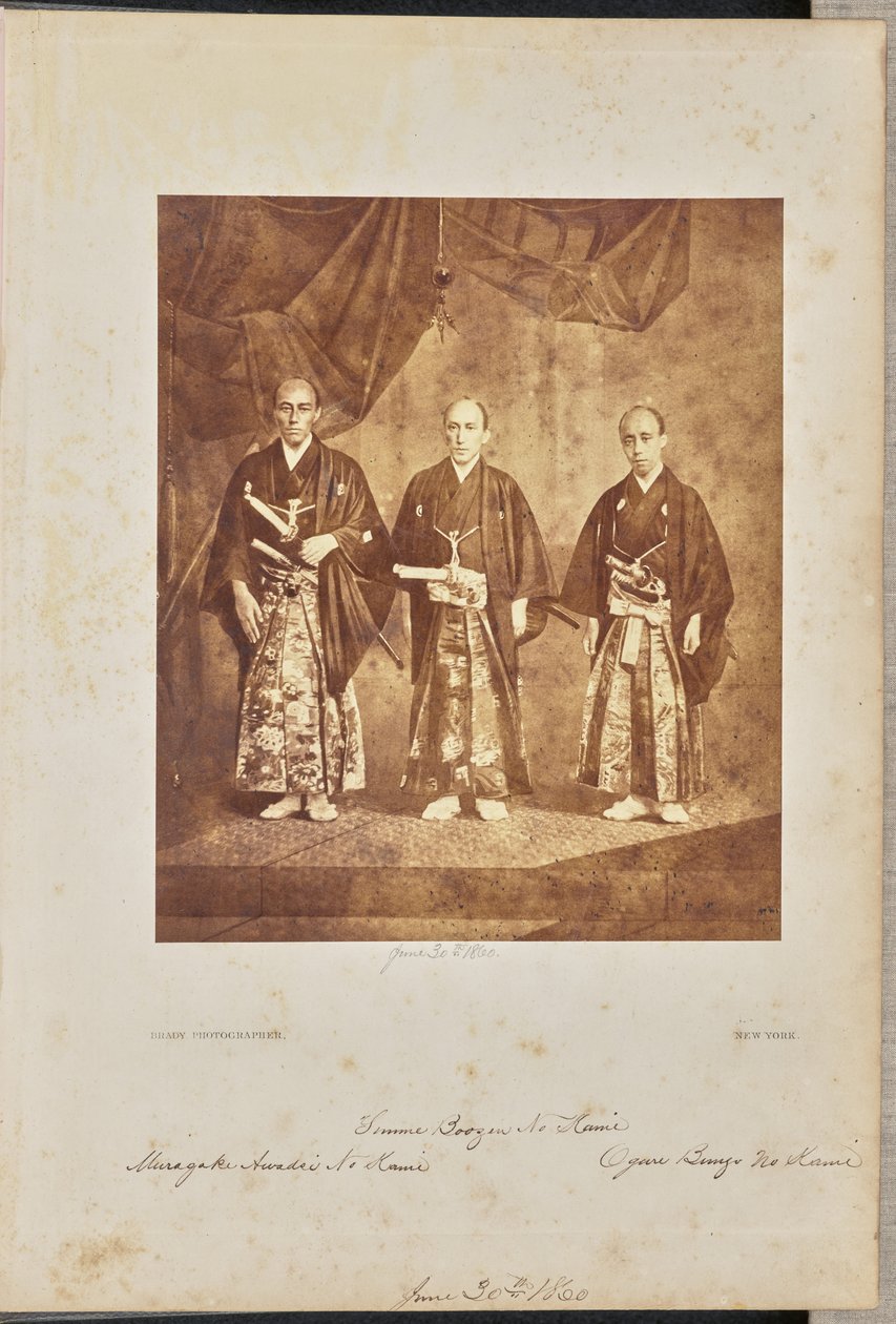 [Zdjęcie grupowe głównych przedstawicieli pierwszej japońskiej ambasady w Stanach Zjednoczonych, Waszyngton] autorstwa Mathew B. Brady