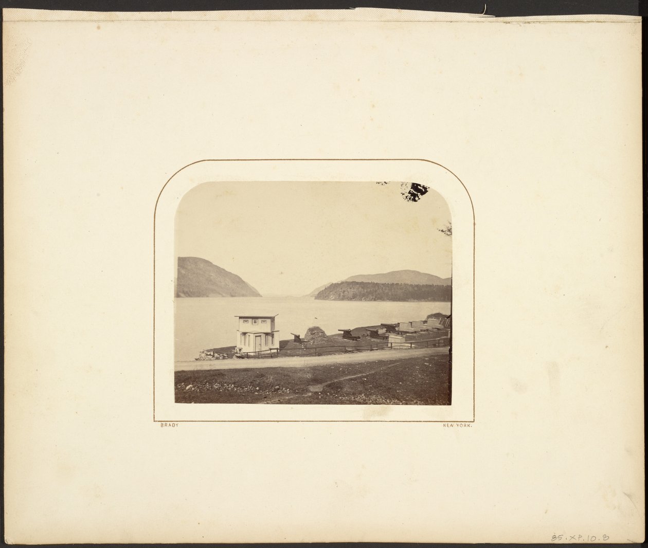 [Pejzaż z armatami] autorstwa Mathew B. Brady