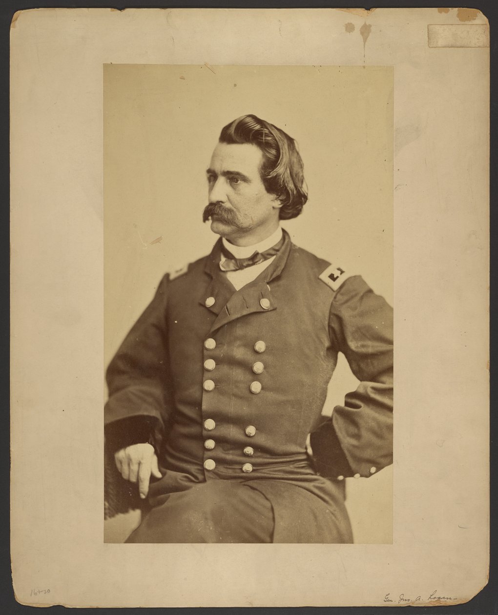 [Portret generała Johna A. Logana] autorstwa Mathew B. Brady