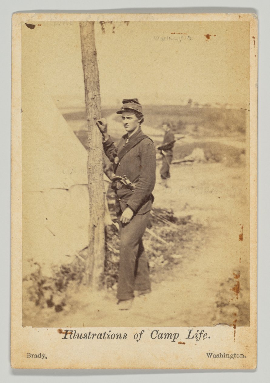 Stojący żołnierz z pistoletem przy pasie autorstwa Mathew B. Brady