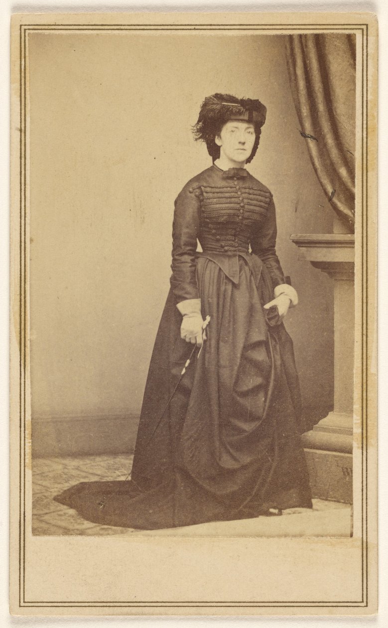 [Niezidentyfikowana kobieta w kapeluszu i długiej ciemnej sukni.] autorstwa Mathew B. Brady