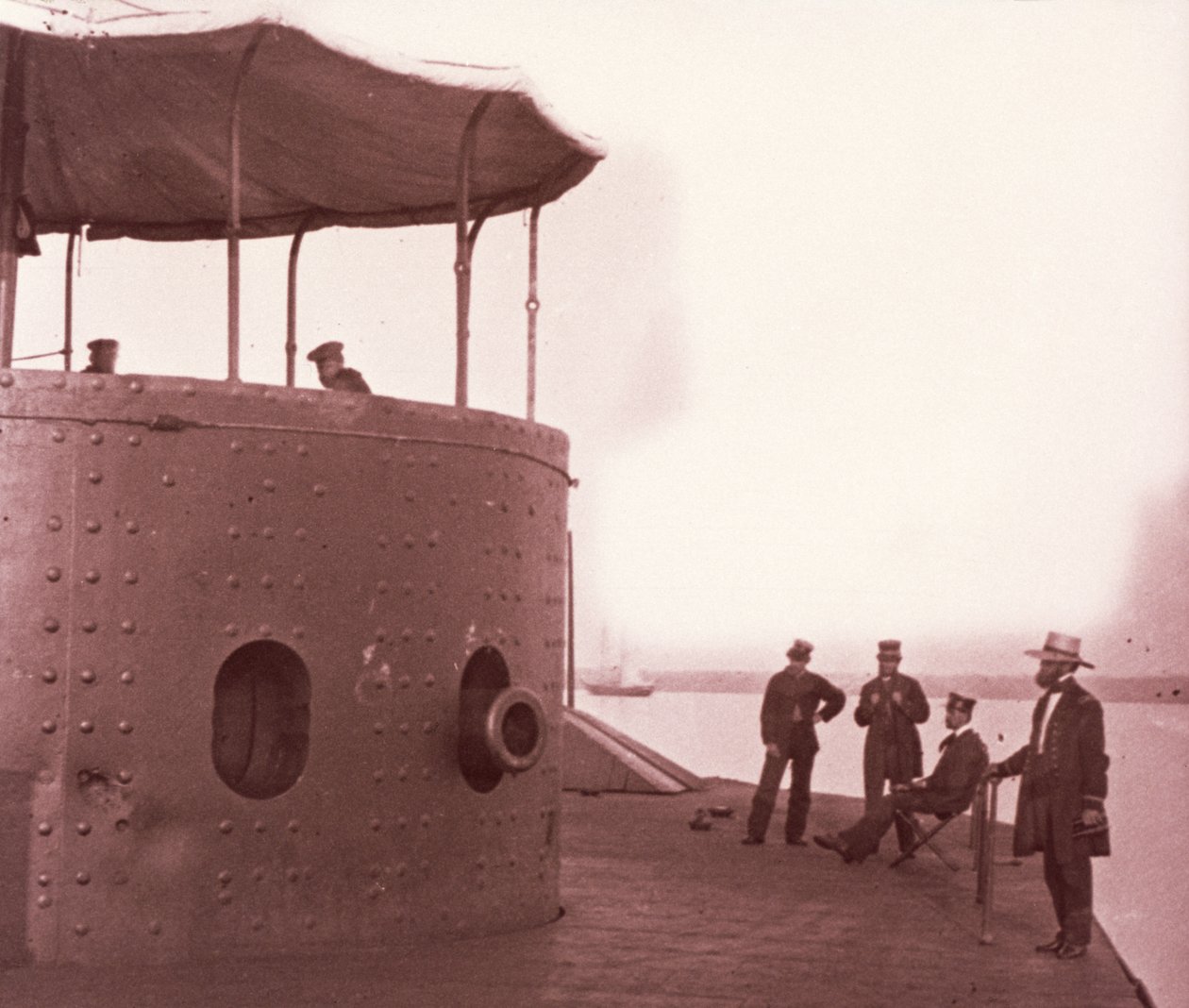 Załoga na pokładzie USS Monitora, ok. 1862 (odbitka w sepii) autorstwa Mathew Brady