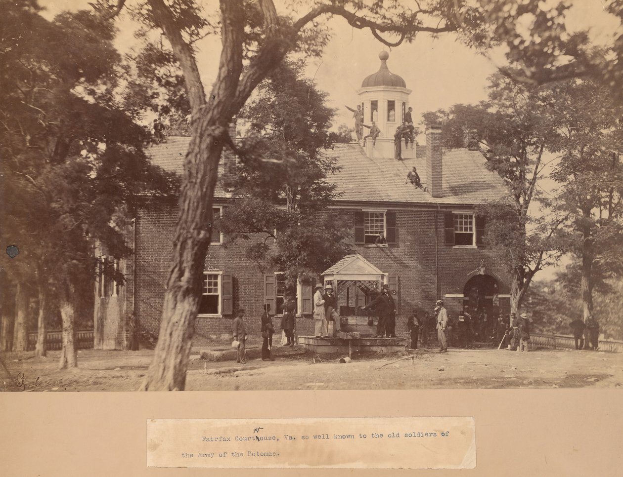Fairfax Court House, Virginia, z żołnierzami Unii z przodu i na dachu, 1863. autorstwa Mathew Brady