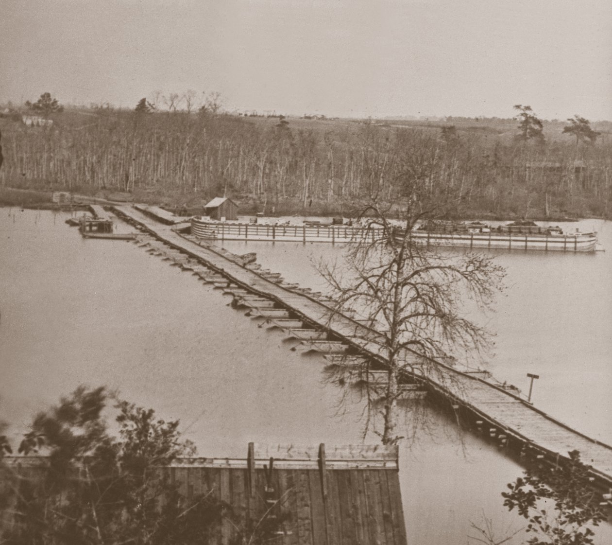 Federalny most pontonowy nad Appomattox (zdjęcie czarno-białe) autorstwa Mathew Brady
