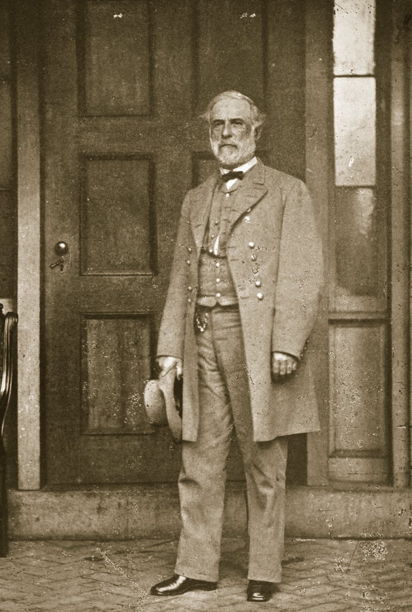 Generał Robert E. Lee stoi przed swoim domem w Richmond, kwiecień 1865 r. autorstwa Mathew B. Brady