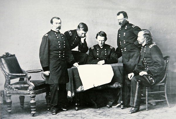 Generał Sheridan (1831-88) na konferencji ze swoim sztabem, w tym z Georgem Custerem (1839-76) (zdjęcie czarno-białe) autorstwa Mathew Brady