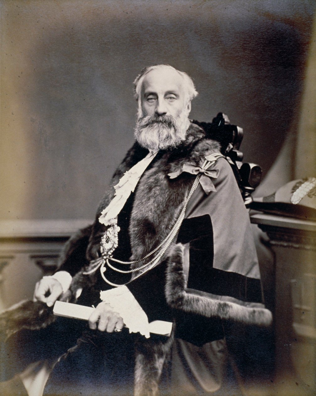 Pan Burt, szeryf Londynu, ubrany w szkarłatną suknię, odznakę i łańcuszek, c1865 autorstwa Maull and Co