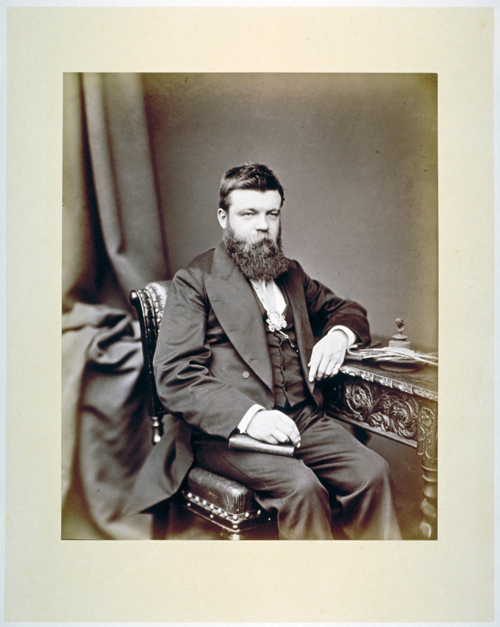 TC Fendick, mistrz Worshipful Company of Glaziers noszący swoją odznakę mistrza, c1865 autorstwa Maull and Co