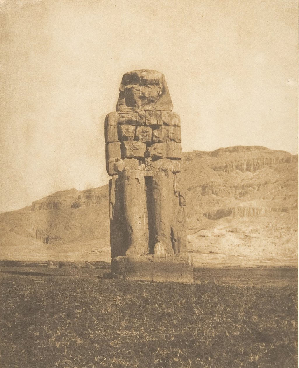 Odrestaurowany Colossus of Amenophis III, w Thebes Vocal Statue lub Colossus of Memnon, 1849-50. autorstwa Maxime Du Camp