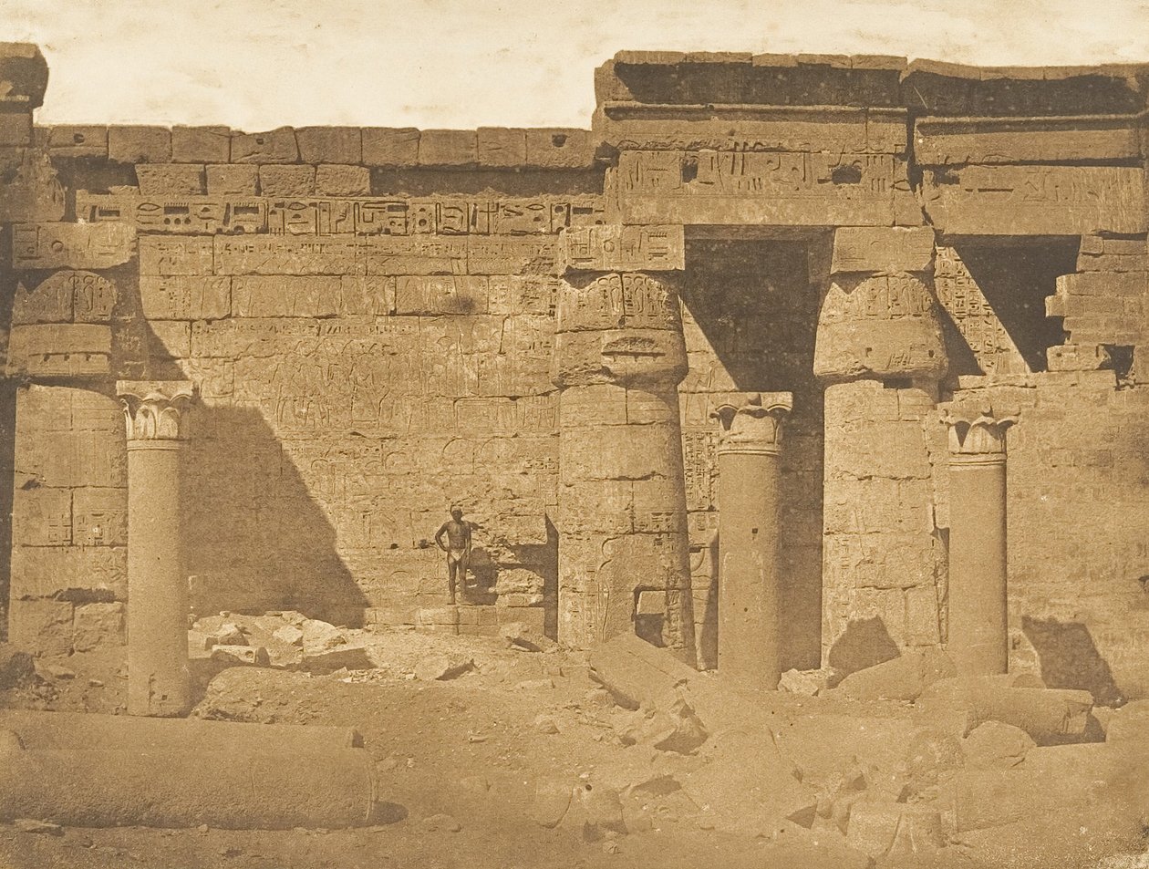Dziedziniec pałacu Rhamses-Meiamoun, w Tebach Medinet-habou Pozostałości kościoła koptyjskiego, 1849-50. autorstwa Maxime Du Camp