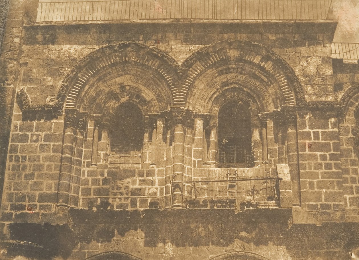 Fasada Bazyliki Grobu Świętego w Jerozolimie nr 2 górna część, sierpień 1850 r. autorstwa Maxime Du Camp
