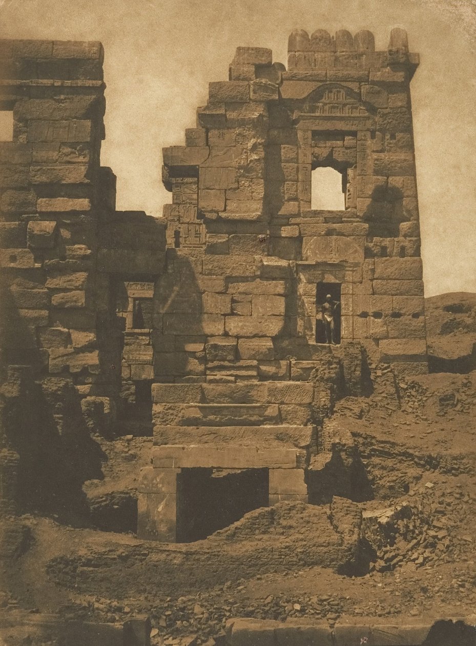Boczna fasada Gyneecium Rhamses-Meiamoun, Pałac Medinet-Habou, Teby, 1849-50. autorstwa Maxime Du Camp