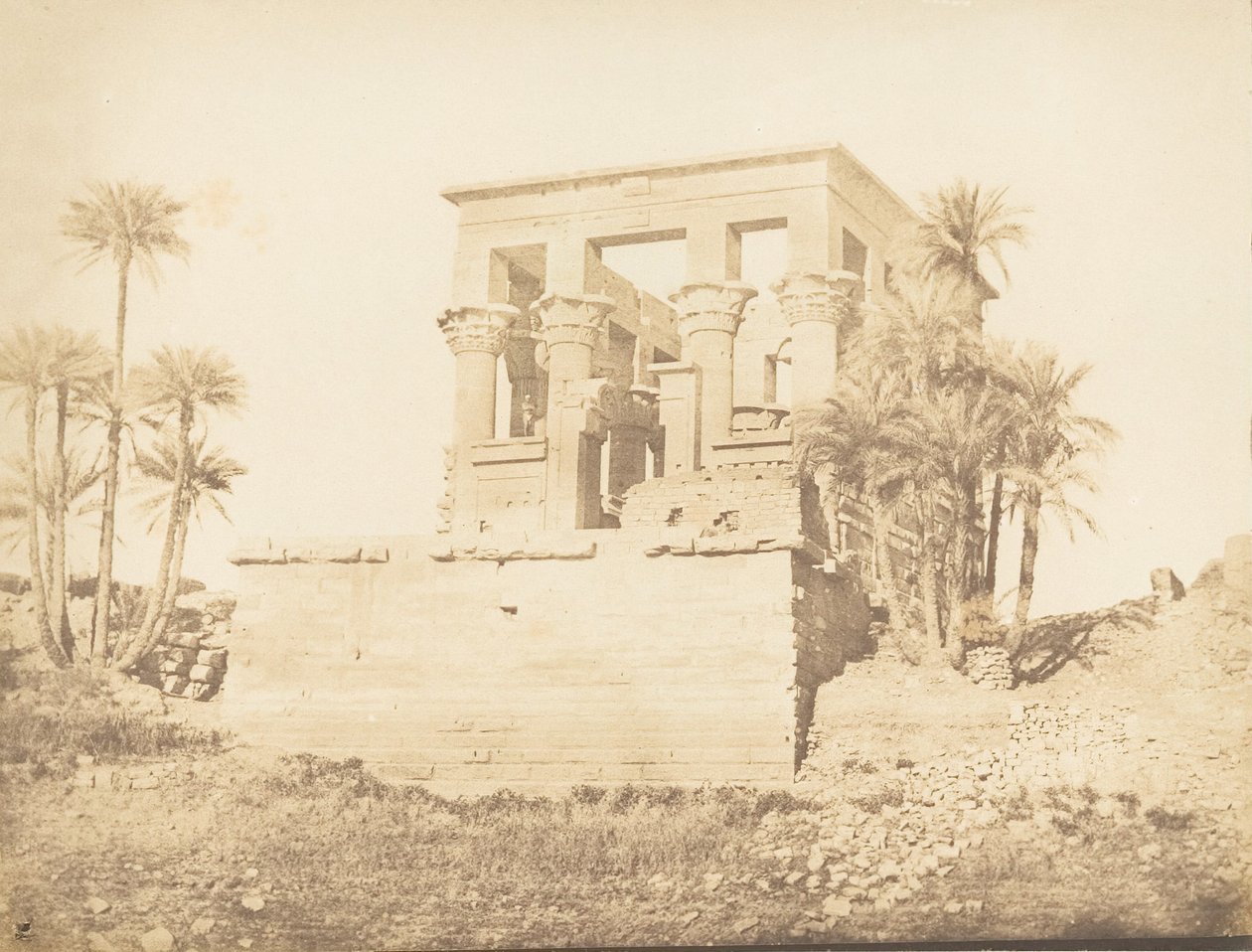 Greater Hypetra lub Typhonium, w Philae - Widok ze wschodu, 1849-50. autorstwa Maxime Du Camp