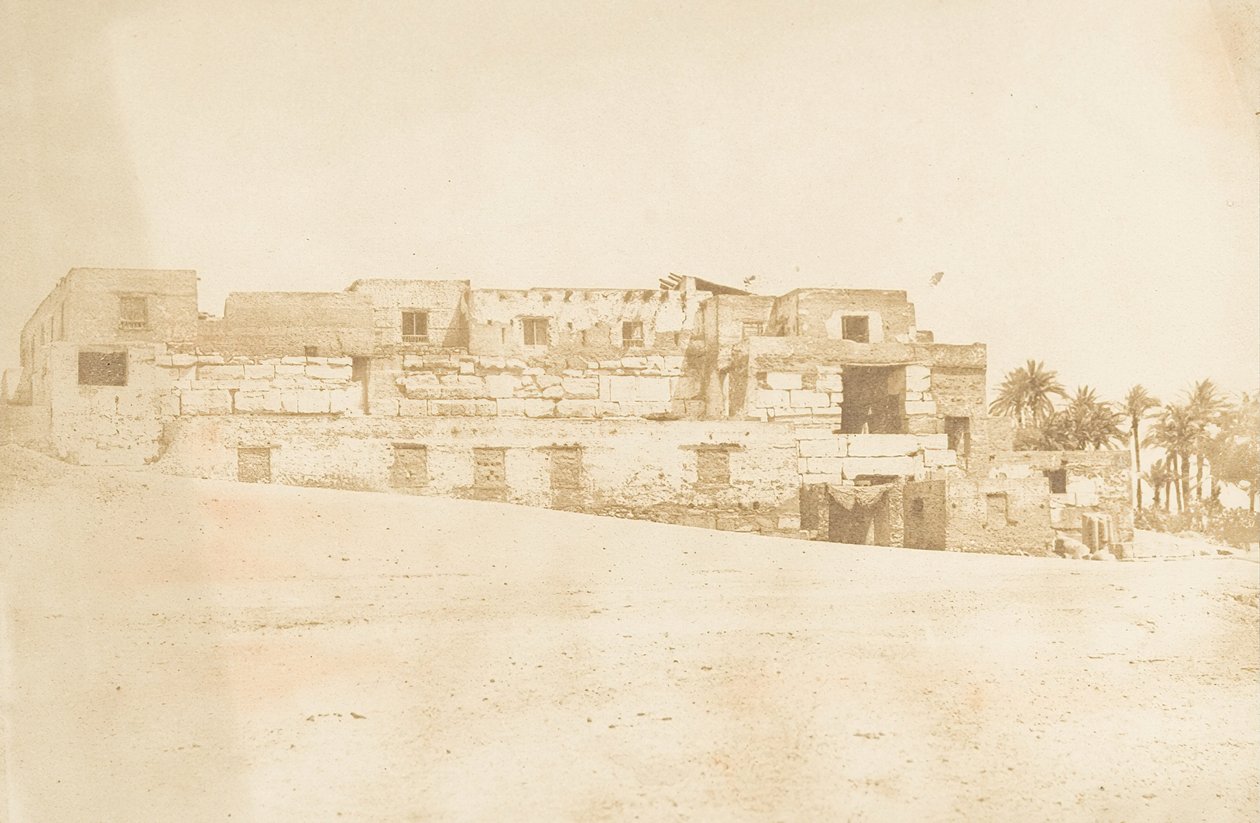 Mieszkanie załogi spandreli Luksoru, wybudowane na tarasie Pałacu, 1849-50. autorstwa Maxime Du Camp
