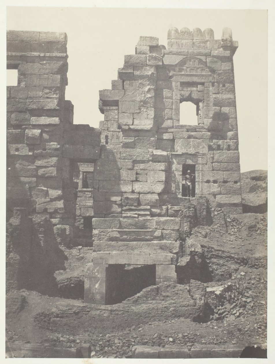 Medinet-Habou, Północna Fasada Ginekologii Ramzesa-Méiamouna, Teby, 184951. autorstwa Maxime Du Camp