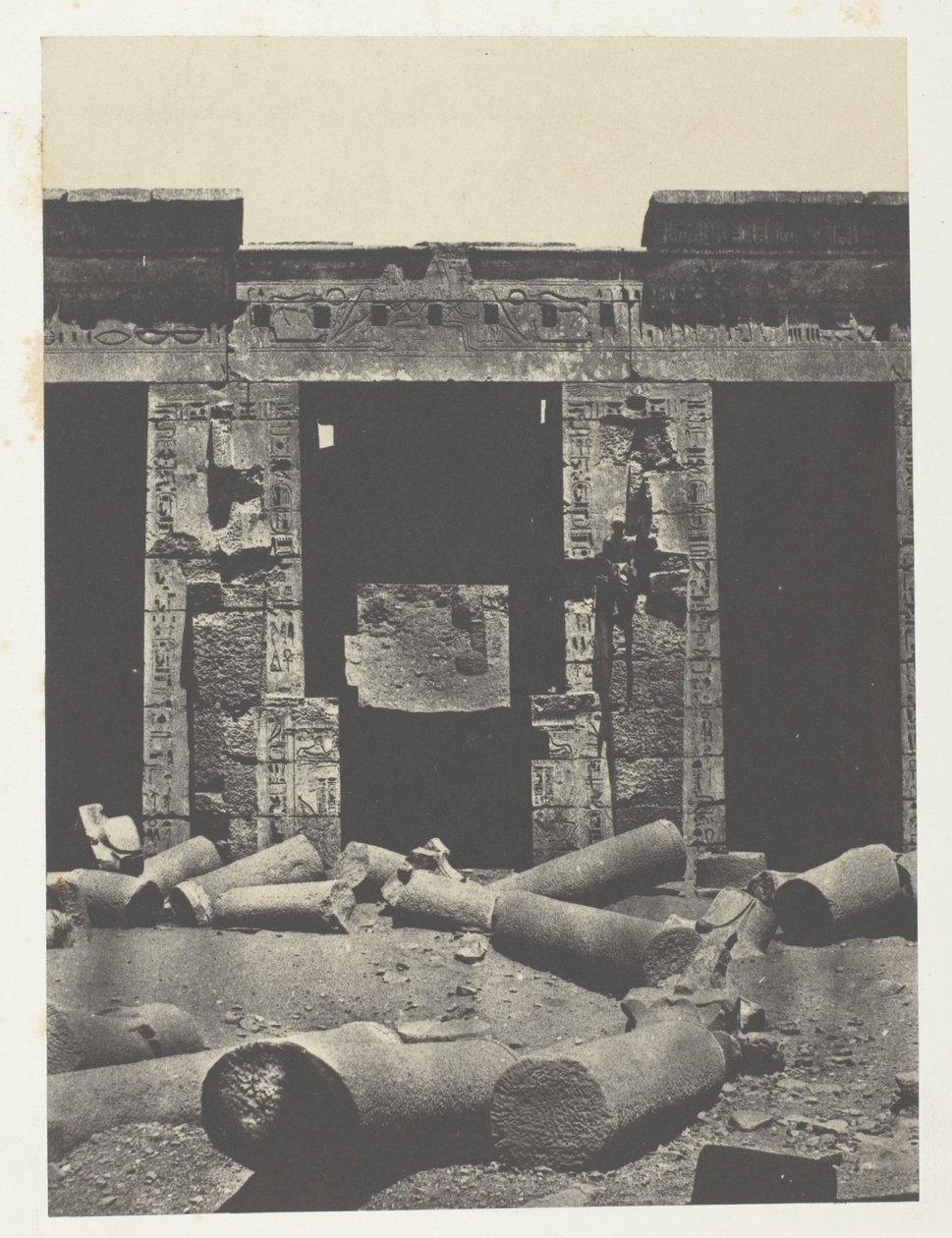 Medinet-Habou, wschodnia część perystylu pałacu Ramzesa-Méiamouna; Teby autorstwa Maxime Du Camp