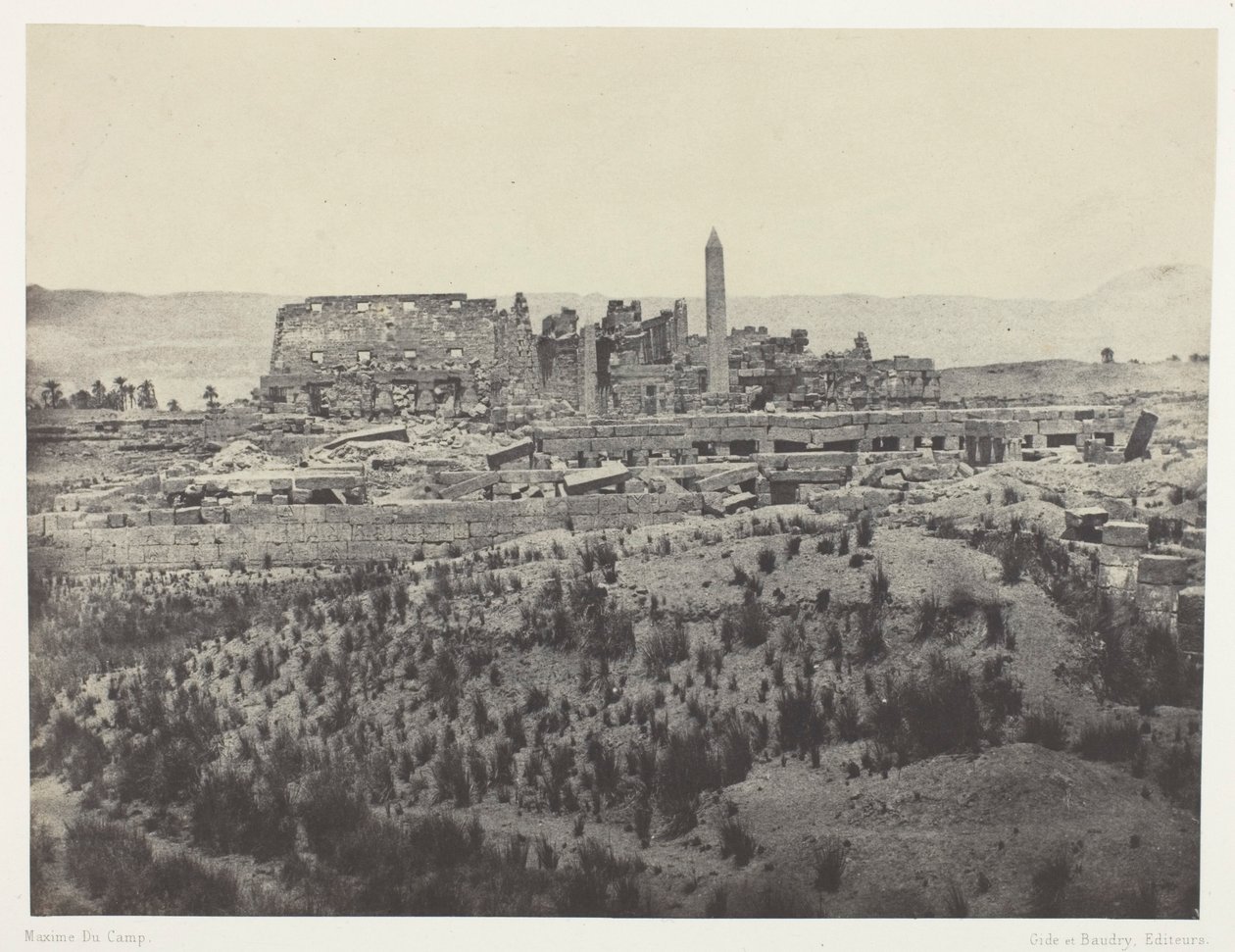 Pałac w Karnaku, widok ogólny ruin od wschodu; Teby, tablica 31 z albumu „Egipt, Nubia, Palestyna i Syria” (1852) autorstwa Maxime Du Camp