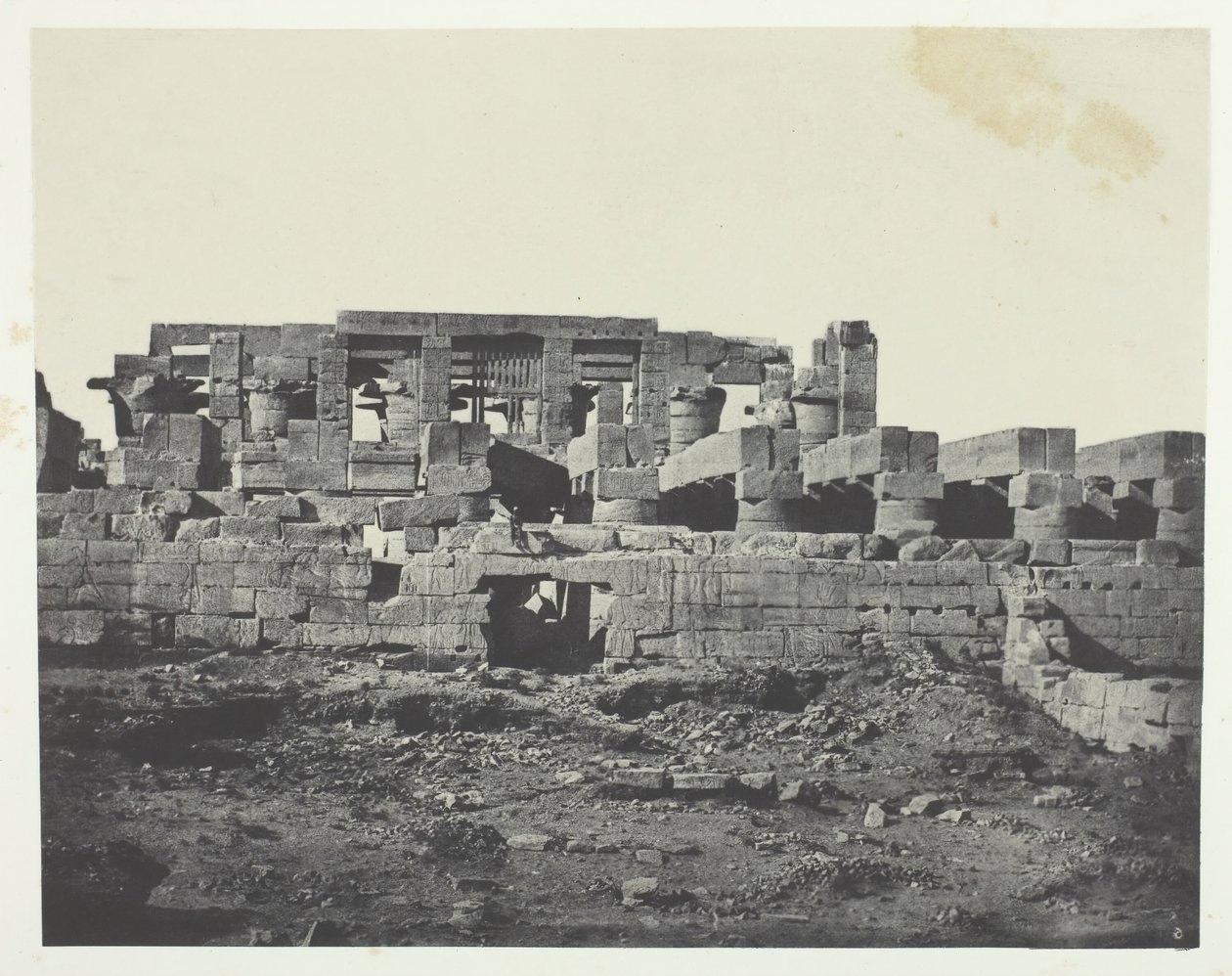 Pałac Karnak, wejście południowe do sali hipostylowej, Teby, 184951, wydruk 1852. autorstwa Maxime Du Camp
