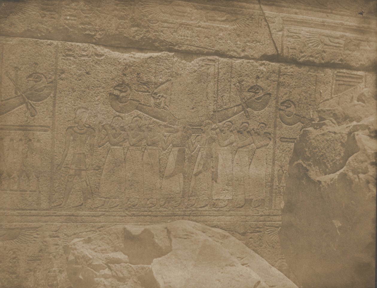 Pałac Karnak, Rzeźby zewnętrzne sanktuarium granitowego., 1849-51. autorstwa Maxime Du Camp
