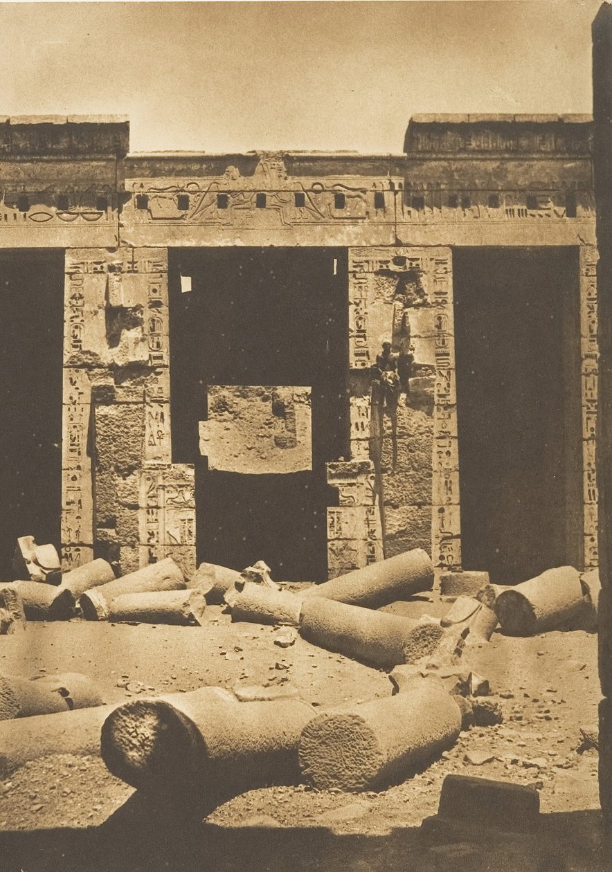 Filary na dziedzińcu pałacu Rhamses-Meiamoun, w Tebach Medinet-habou, 1849-50. autorstwa Maxime Du Camp