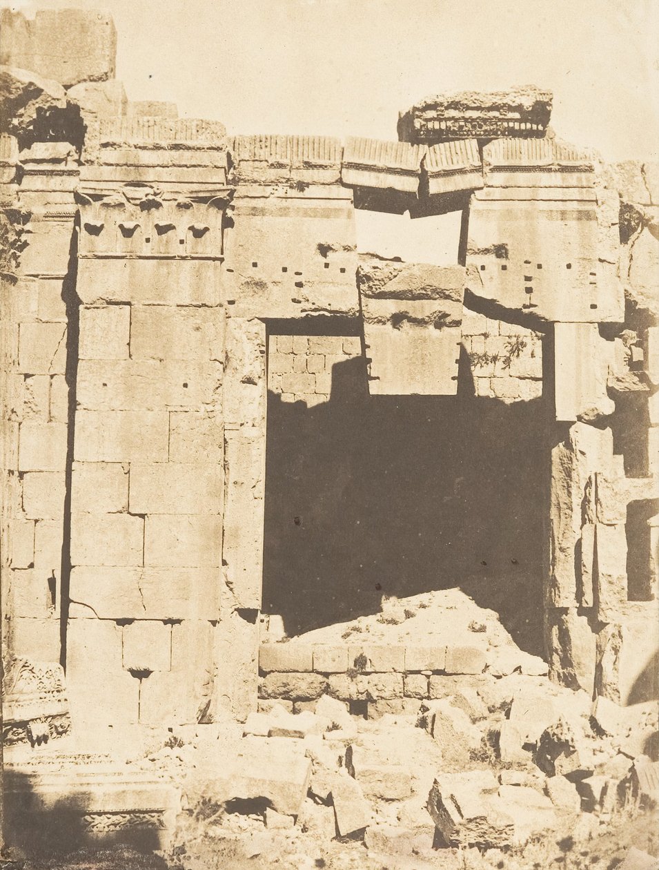Brama Świątyni Jowisza w Baalbek Heliopolis, wrzesień 1850. autorstwa Maxime Du Camp