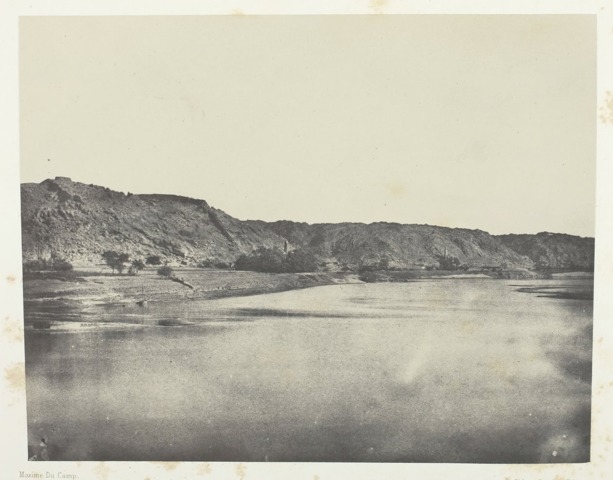 Wschodni brzeg wioski Bab na Nilu, View Taken South Philoe, Nubia, 184951, wydrukowany w 1852 roku. autorstwa Maxime Du Camp