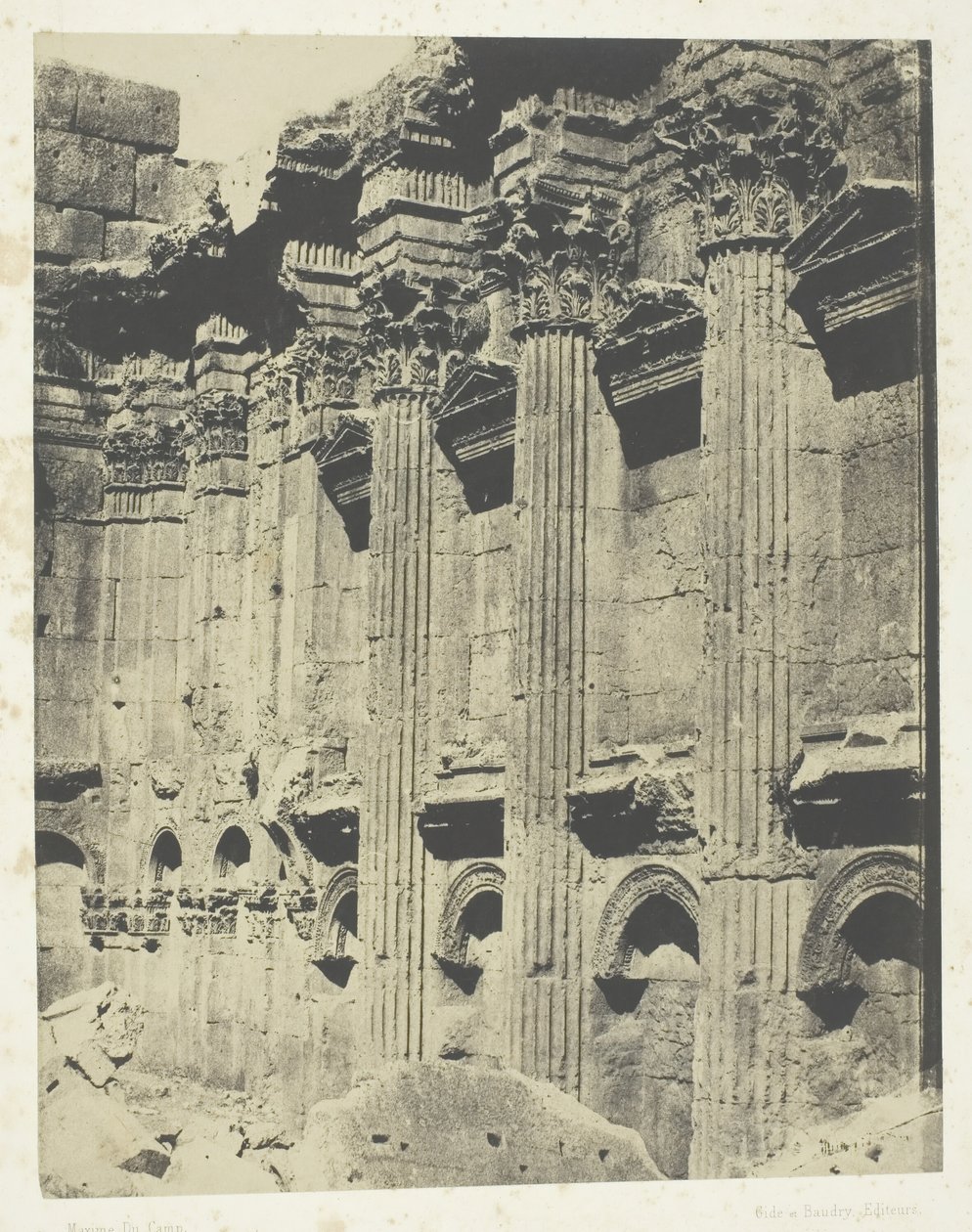 Świątynia Jowisza w Baalbek Heliopolis, Wnętrze Naos, Syria, 184951, wydrukowana 1852. autorstwa Maxime Du Camp