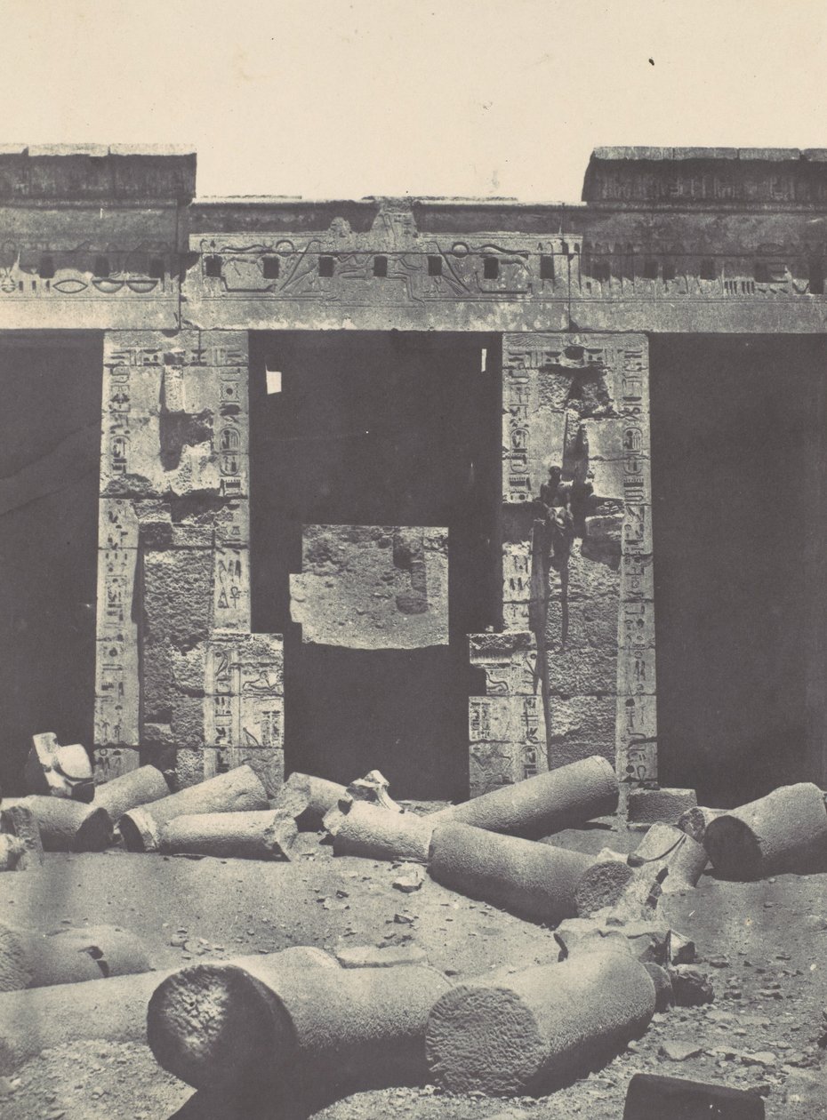 Teby. Medinet-Habou. Wschodnia część Perystylu Pałacu Ramzesa-Méiamouna, 1850. autorstwa Maxime Du Camp